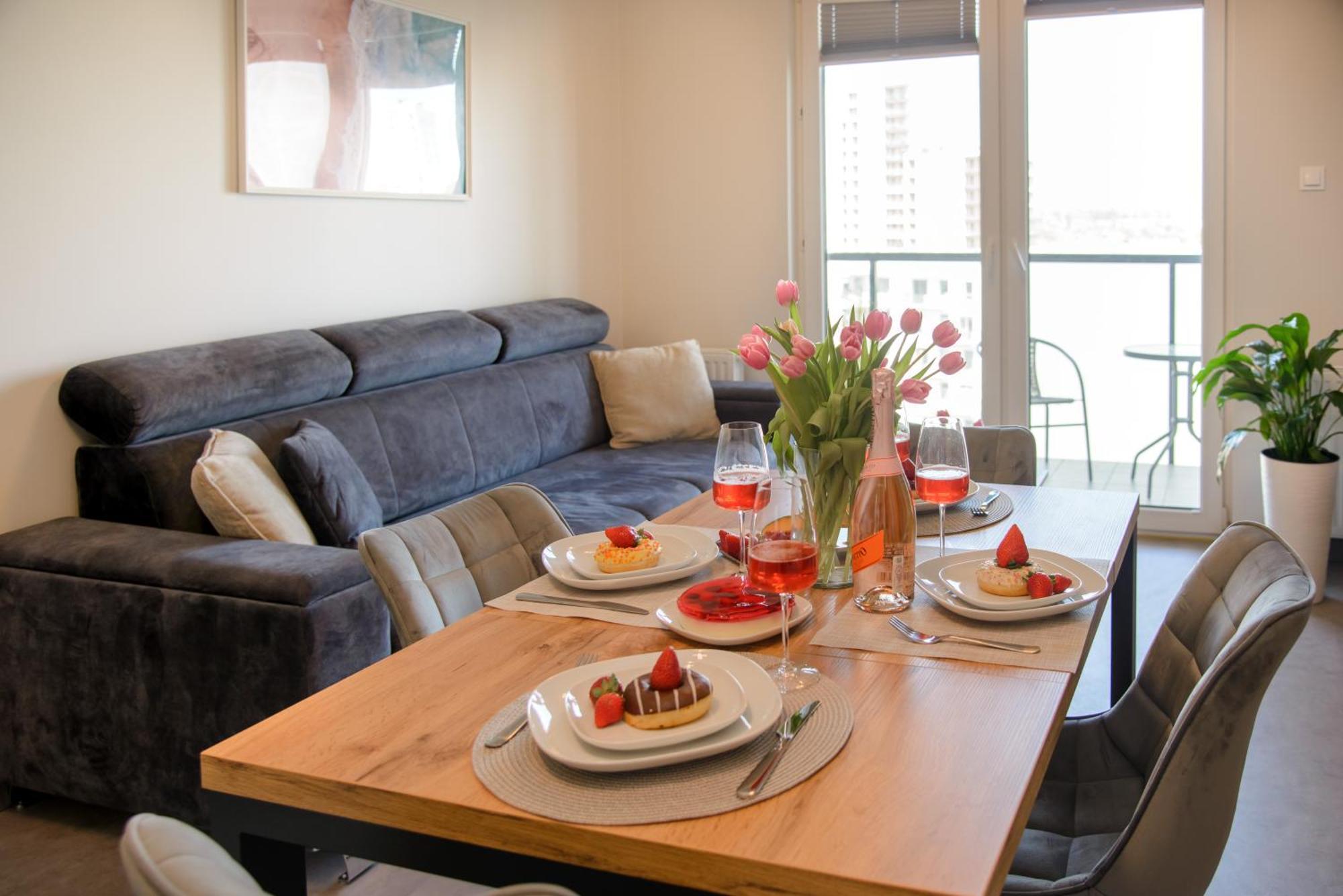 Maya's Flats & 104 - Letnica Apartment *